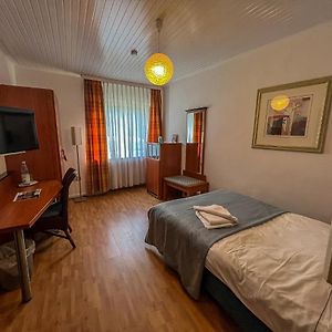 Zimmer mit Kingsize-Bett
