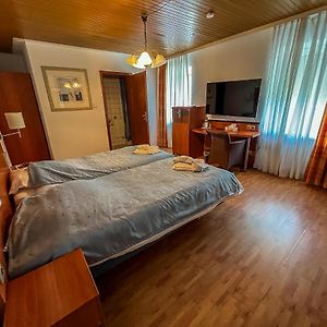 Zimmer mit Kingsize-Bett